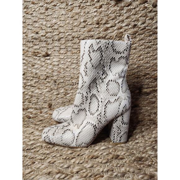 Snakeskin Leather Fashion Block Heel Ankle Booties Cream Zip Up Size 6 - Picture 1 of 11
